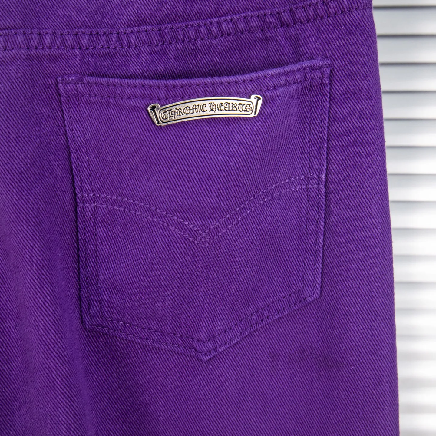 P240 Chrome Hearts Overseas limited edition violet patchwork leather cross hot girl couple jeans are a hot item this season and are sought after by countless celebrities and fashionistas. The neat details of the cutting process add color to the playful fashion! The neat and meticulous design, and the well-fitting structure is unique. The upper body not only has outstanding recognition, but also looks younger and younger. A style with the ultimate wearing meaning and performance, gorgeous color matching, and the craftsmanship of this style is also extremely extraordinary. After the finished product is washed, it is disassembled and hand-made with sheepskin cross leather and then spliced ​​together to complete. The whole piece has too many craftsmanship to describe. It is decorated with patchwork cross flowers and high-waisted washed jeans! ! Absolutely high-end luxury product, a god-level single product, a super popular product, made by top heavy industry, a magic weapon that cannot be missed to hit the streets. Style number: 1837 Size: 28 30 32 34 Color: purple